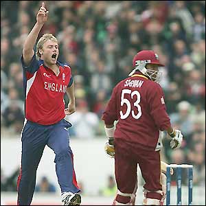 Andrew Flintoff dismisses Ramnaresh Sarwan 