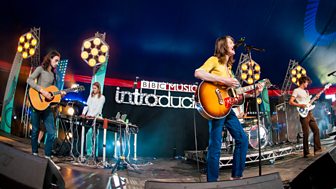 [WATCH] Blossoms - At Most A Kiss (Glastonbury 2017)