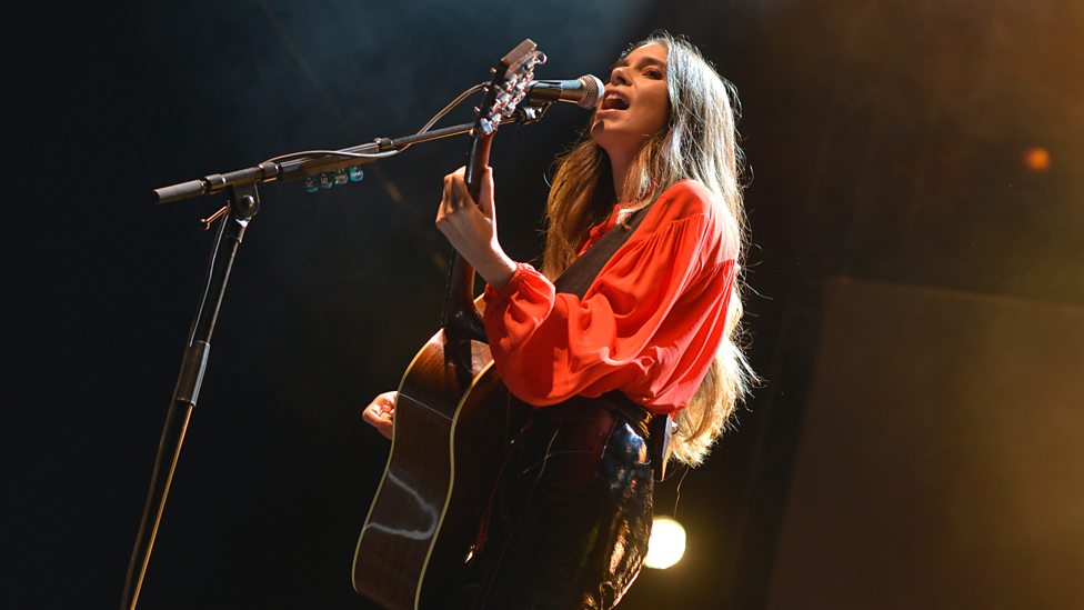 [WATCH] Haim blow away Reading + Leeds with Right Now