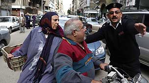 شرطي يتحدث مع مواطنين