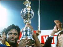 Arjuna Ranatunga holding the Cricket World Cup
