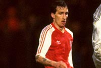 Joey Jones yn chwarae dros Gymru