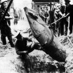 Recovering an unexploded (UXB) WW2 German 1000lb bomb. Image provided by www.hullwebs.co.uk