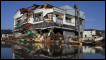 Sobrevivente recolhe pertences nos destroços de sua casa em Kesennuma, Japão. | Foto: Getty