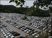 Carros da General Motors parados no pátio da montadora