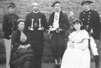 Ennill Tlws y ddraig yng Ngwyl Ddrama Mon 1944 - un o'r nifer fawr o luniau yn y llyfr. 