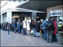 Fila no escritório de imigração acusado