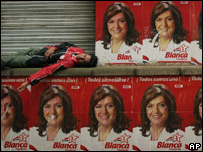Cartazes de apoio a Blanca Ovelar, do Partido Colorado
