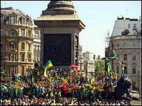 Brasileiros comemoram no centro de Londres após vitória do Brasil na Copa de 2002