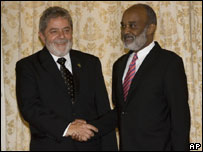 Os presidentes Luiz Inácio Lula da Silva e René Préval em encontro no palácio nacional de Porto Príncipe, no Haiti
