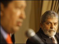 Chávez é observado por Lula enquanto fala em Recife (Agência Brasil)