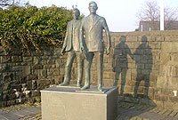 Cofeb i OM Edwards a Syr Ifan yn Llanuwchllyn