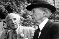 Clough Williams-Ellis (chwith)
