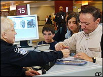 Autoridades tiram impressão digital de passageiros em aeroporto nos EUA