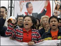 O ex-presidente peruano Alberto Fujimori deixando Santiago, no Chile 