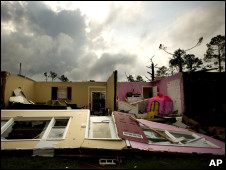 Casa destruída por tornado na Carolina do Norte (Foto: AP)