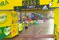 Tracey Morris yn rhedeg ym marathon Llundain