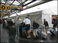Passageiros entram no terminal