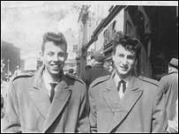 John Lennon (dir.) e Nigel Walley em 1958