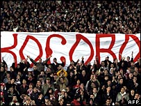 Torcedores de futebol sérvios protestam contra independência do Kosovo