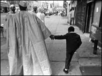 Criança africana com parente em Nova York (Foto: New York Public Library)