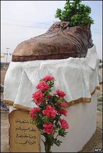 Escultura de sapato de bronze em Tikrit