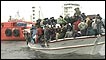Barco com imigrantes interceptado na costa da Itália (Foto: PA)