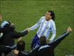 Carlos Tevez mendekati bangku tim Argentina setelah membobol gawang Argentina. 
