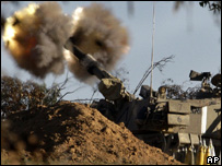 Artilharia israelense ao sul de Gaza no dia 6 de janeiro (AP)