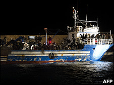 Imigrantes chegam à ilha de Lampedusa