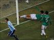 Gonzales Higuain menceka gol kedua untuk Argentina ke gawang Argentina yang dijaga Oscar Perez.
