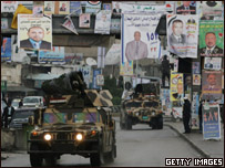Veículos militares iraquianos patrulham as ruas de Basra nesta sexta-feira (Getty Images)