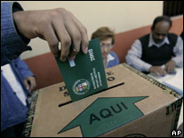 Boliviana deposita voto para o referendo em urna em Santa Cruz