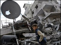 Menino palestino observa casa destruída por bombardeio israelense em Gaza. Foto AFP/Getty Images