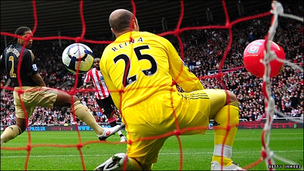 Pepe Reina and the beach ball