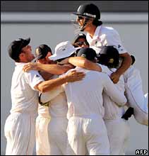 England players celebrate Ashes victory at the Oval 23 August 2009