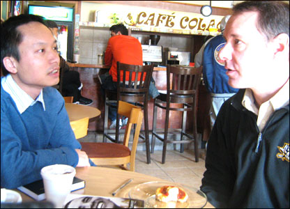 David Mendell và Nguyễn Hùng của BBC Tiếng Việt