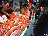 Chineses em um açougue de Pequim, janeiro