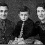 Tim Wallis aged about 3 or 4 years old, flanked each side by his mother and father, taken during 1943.