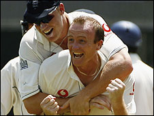 Andrew Flintoff gives Shaun Udal a hug