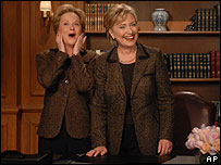Hillary ficou ao lado de sua imitadora no SNL