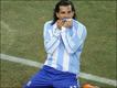 Pemain Argentina berhasil menerobos lini pertahanan Meksiko pada menit ke-25, sehingga Carlos Tevez bisa mencetak gol. 