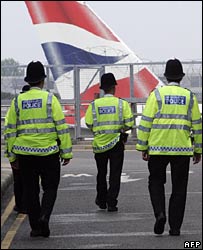 Policiais caminham na pista de vôo do Heathrow
