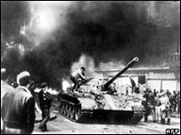 Советски тенкови во Прага