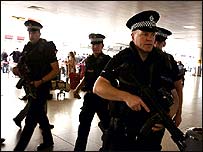 Policiais no aeroporto de Glasgow