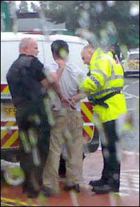 Carro em chamas no aeroporto de Glasgow