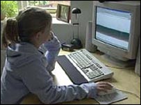 criança no computador