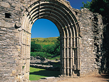 Mynedfa i abaty Ystrad Fflur. Hawlfraint y Goron © Croeso Cymru. 