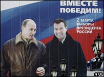 O presidente russo Vladimir Putin e o candidato do governo Dmitry Medvedev em cartaz de campanha