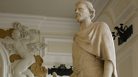 Cerflun o Owain Glyndŵr yn Neuadd y Ddinas, Caerdydd